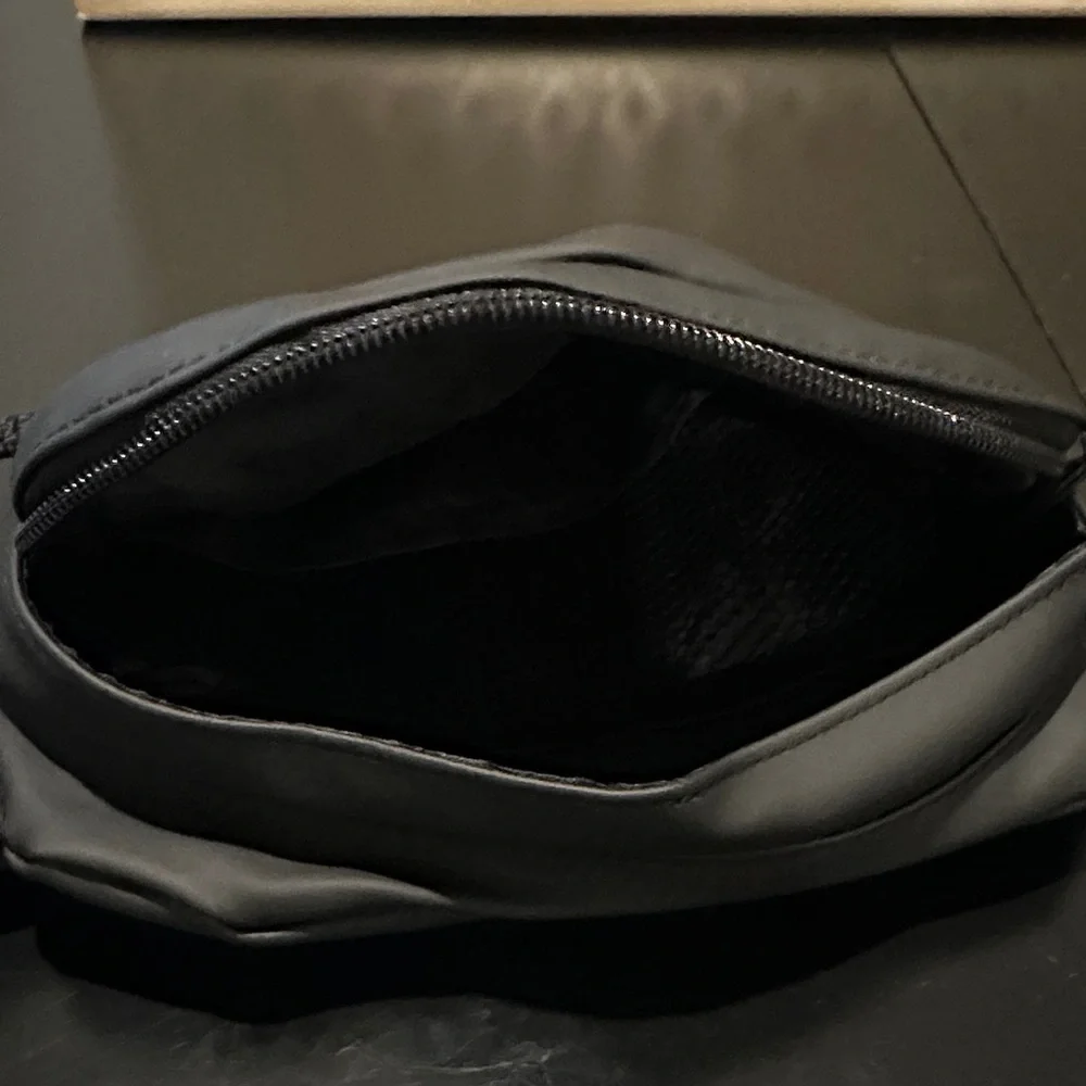 Elegant Black Crossbody Bag - Picture 3 of 4